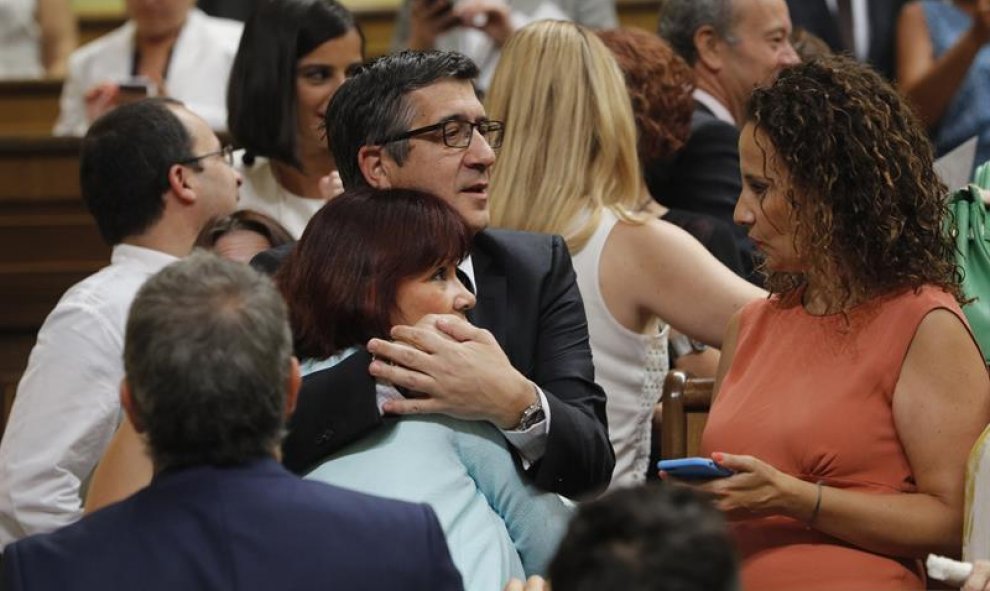 El hasta ahora presidente del Congreso, Patxi López, abraza a la presidenta del PSOE, Micaela Navarro, en el Congreso, donde tiene lugar la sesión constitutiva de las Cortes Generales de la XII legislatura./ EFE