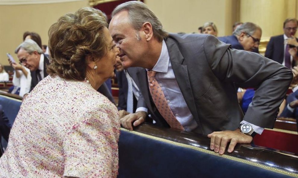 La senadora del PP, Rita Barberá, saluda a su compañero de partido Alberto Fabra al inicio de la constitución del Senado/EFE
