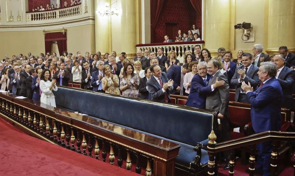 El Senado aplaude la elección de Pío García Escudero como presidente de la cámara tras obtener mayoría absoluta en la primera votación/EFE