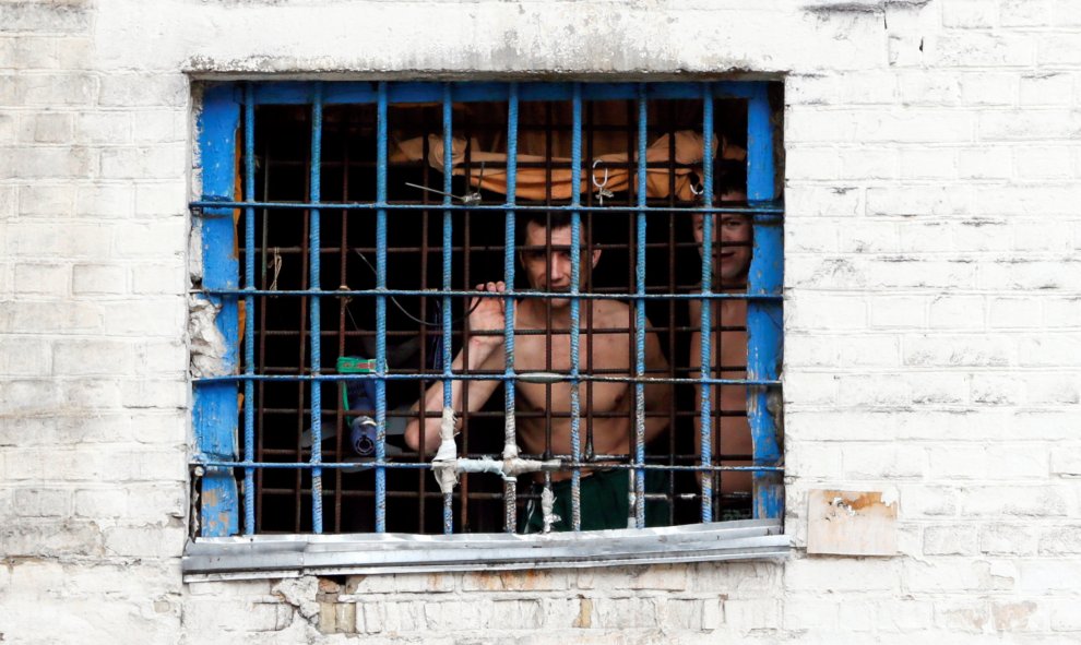Unos prisos observan el exterior desde la ventana de su celda en la prisión de Lukyanivska, Kiev, Ucrania. REUTERS/Valentyn Ogirenko