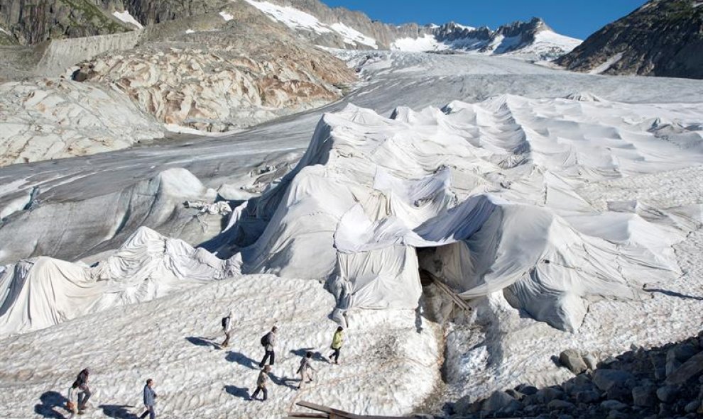 Turistas visitan una gruta en el Glaciar del Ródano en el Puerto de Furka, Suiza. EFE/URS FLUEELER