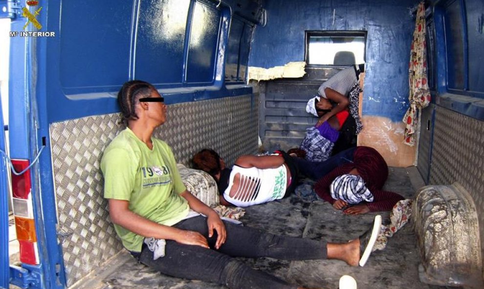Cinco mujeres inmigrantes escondidas y en mal estado físico en el transfondo de una furgoneta intentando entrar en Melilla/EFE