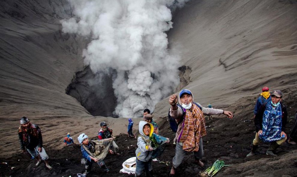 En indonesia usan redes y pañuelos para atrapar las ofrendas que lanzarán al cráterdel Monte Bromo para expresar su gratitud a los dioses por la buena cosecha/EFE