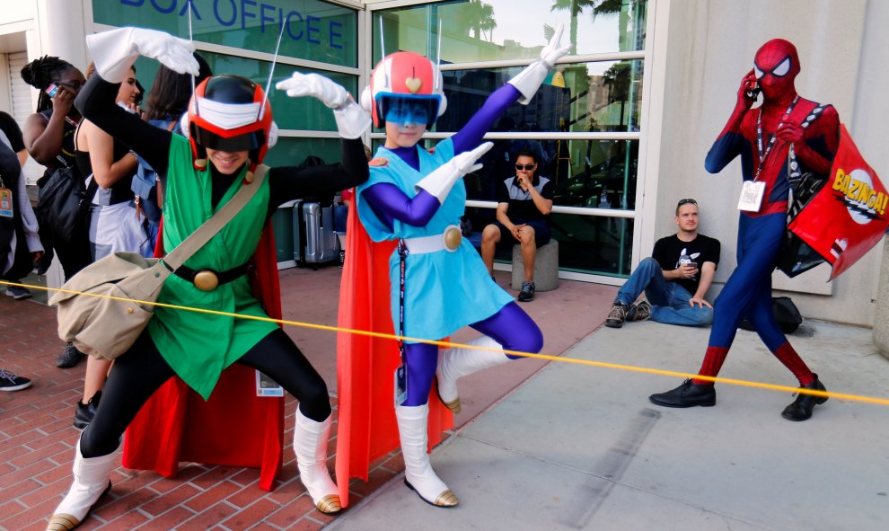 Chicas disfrazadas en la Comic-Con Internacional celebrada en San Diego. Fans de superhéroes, comics, libros o cultura pop se reúnen y disfrazan/REUTERS