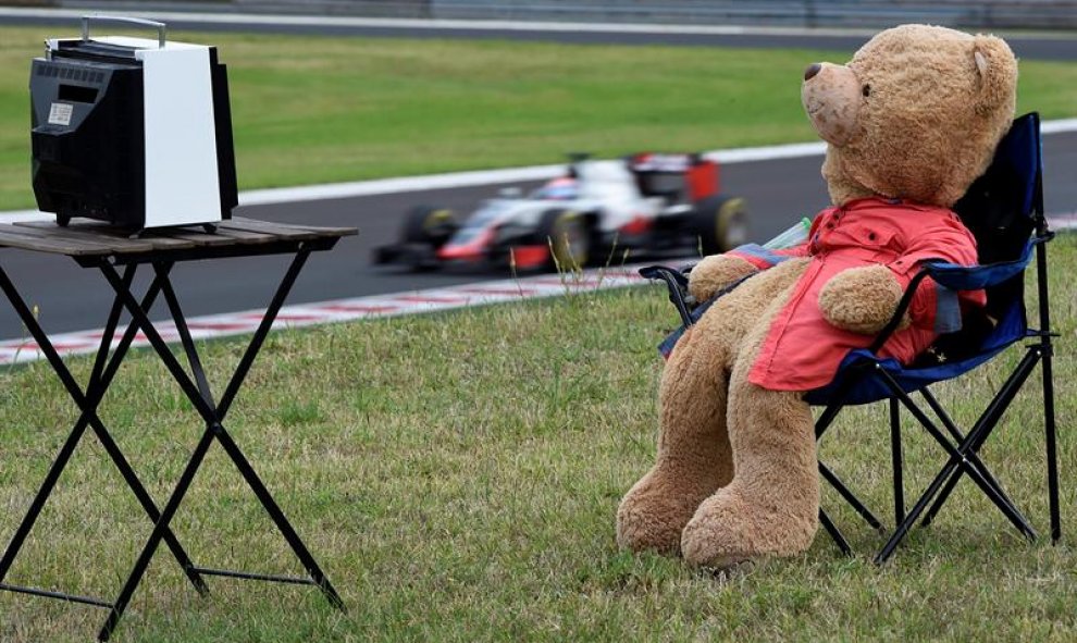 Un oso de peluche colocado ante una televisión durante la segunda sesión de entrenamientos libres para el Gran Premio de Hungría de Fórmula Uno en el circuito Hungaroring, en Mogyorod, al noreste de Budapest. La carrera se disputará el próximo 24 de julio