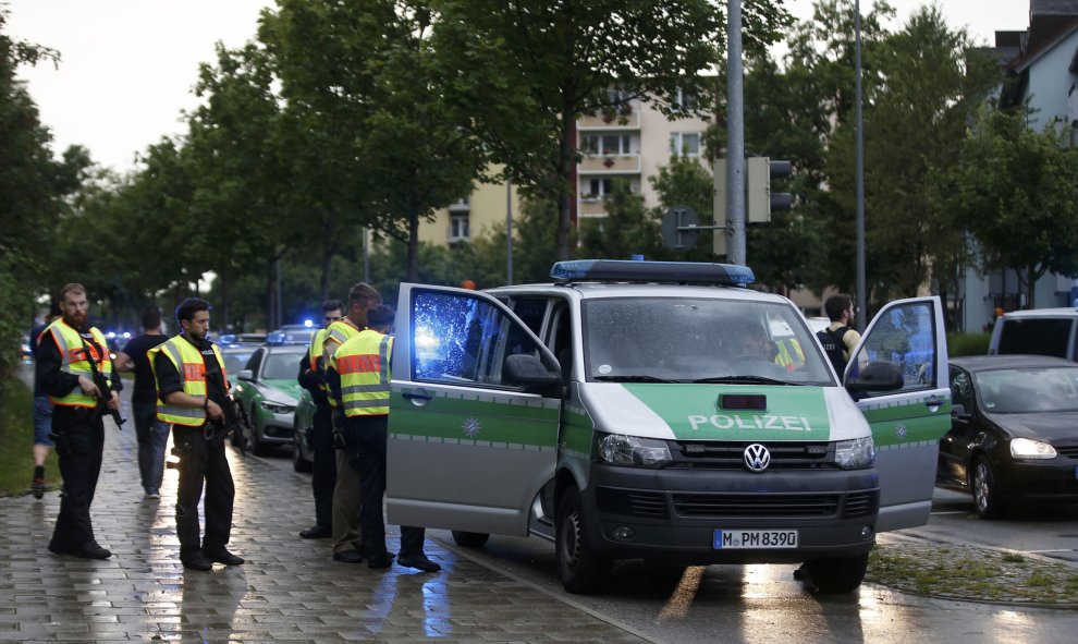 La policía acordona una calle cerca del lugar del tiroteo. REUTERS/Michael Dalder