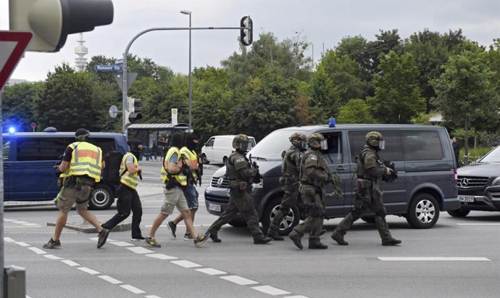 Miembros de las fuerzas especiales de la policía corren hacia el centro comercial donde se ha producido un tiroteo en Múnich, Alemania. Varias personas han muerto y otras han resultado heridas hoy en un tiroteo registrado en un centro comercial de Múnich