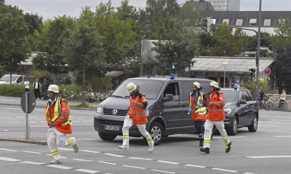 Un grupo de bomberos corre hacia el centro comercial donde se ha producido un tiroteo en Múnich, Alemania hoy, 22 de julio de 2016. Varias personas han muerto y otras han resultado heridas hoy en un tiroteo registrado en un centro comercial de Múnich (sur