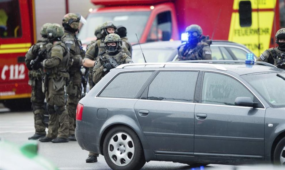 Policías de las Fuerzas Especiales aseguran los alrededores tras el tiroteo registrado en un centro comercial en Múnich, Alemania hoy, 22 de julio de 2016. Varias personas han muerto y otras han resultado heridas hoy en un tiroteo registrado en un centro