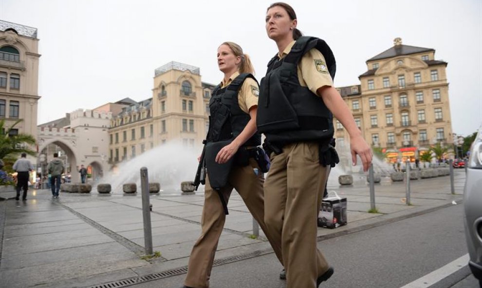 Policías aseguran los alrededores del hotel Stachus tras el tiroteo registrado en un centro comercial en Múnich, Alemania hoy, 22 de julio de 2016. Varias personas han muerto y otras han resultado heridas hoy en un tiroteo registrado en un centro comerci