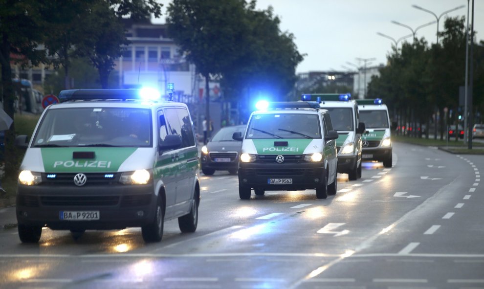 Varios vehículos policialesse aproximan al lugar del tiroteo, el centro comercial Olympia de Múnich. REUTERS/Michael Dalder