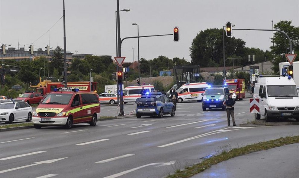 Policías aseguran el acceso a la Estación Central tras el tiroteo registrado en un centro comercial en Múnich, Alemania hoy, 22 de julio de 2016. Varias personas han muerto y otras han resultado heridas hoy en un tiroteo registrado en un centro comercial