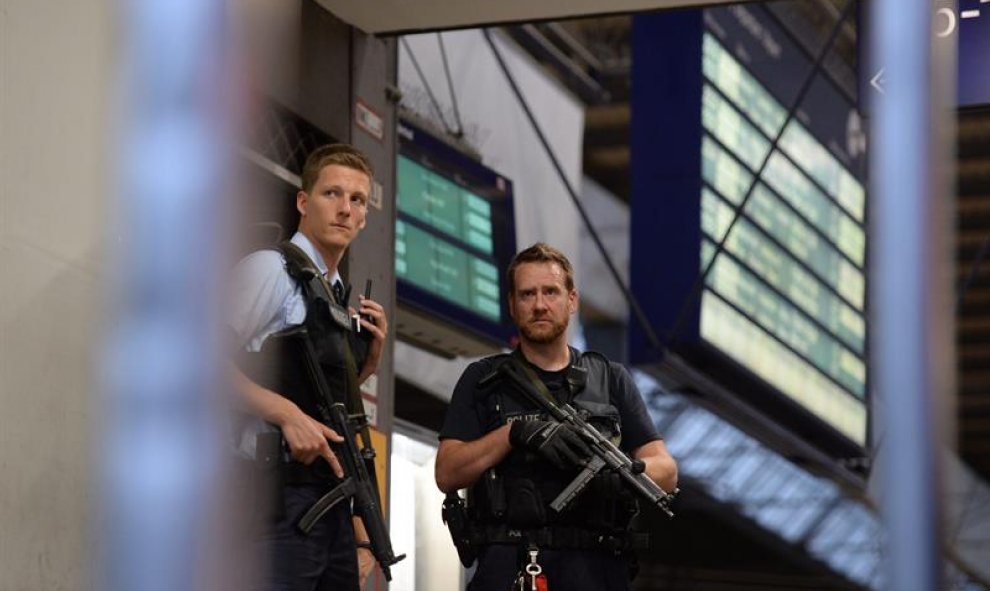 Policías aseguran el acceso a la Estación Central tras el tiroteo registrado en un centro comercial en Múnich, Alemania hoy, 22 de julio de 2016. Varias personas han muerto y otras han resultado heridas hoy en un tiroteo registrado en un centro comercial