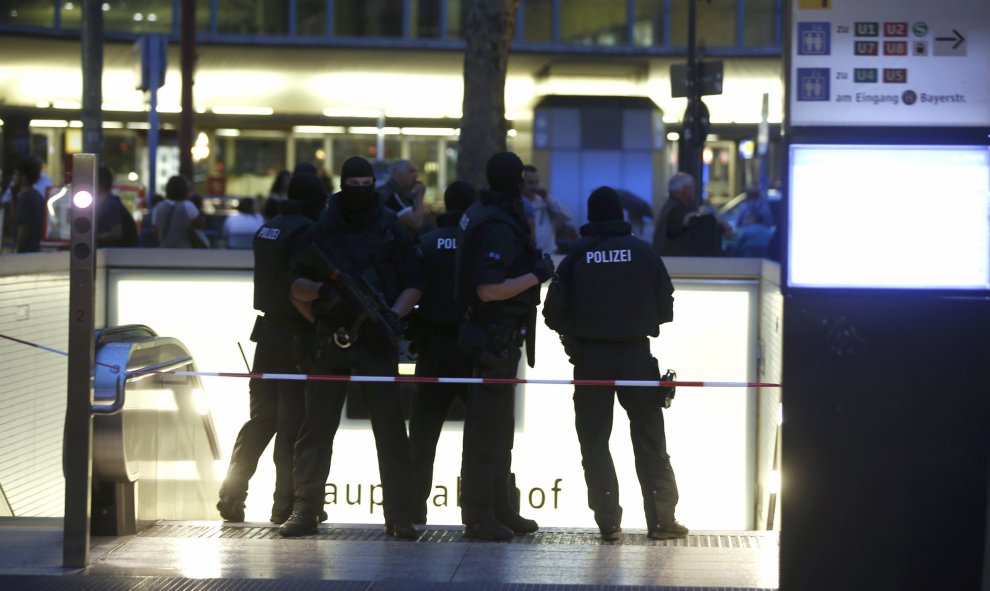 Policías vigilan en los alrededores del hotel Stachus tras el tiroteo registrado en un centro comercial en Múnich, Alemania hoy, 22 de julio de 2016. Varias personas han muerto y otras han resultado heridas hoy en un tiroteo registrado en un centro comerc