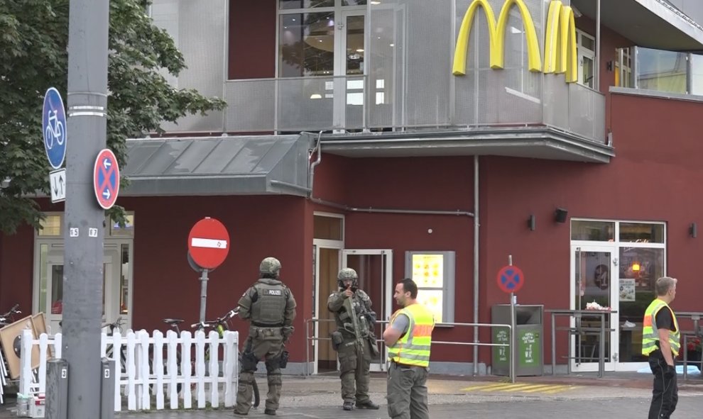 Una captura de pantalla de un vídeo muestra a los agentes asegurando la zona cercana al tiroteo. REUTERS/Non-stop News/Handout