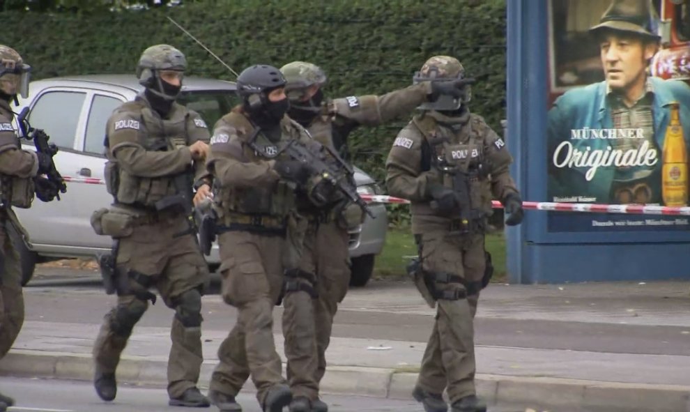 Una captura de pantalla muestra a las Fuerzas Especiales alemanas fuera del centro comercial Olympia, donde ha tenido lugar el tiroteo. REUTERS/Reuters TV
