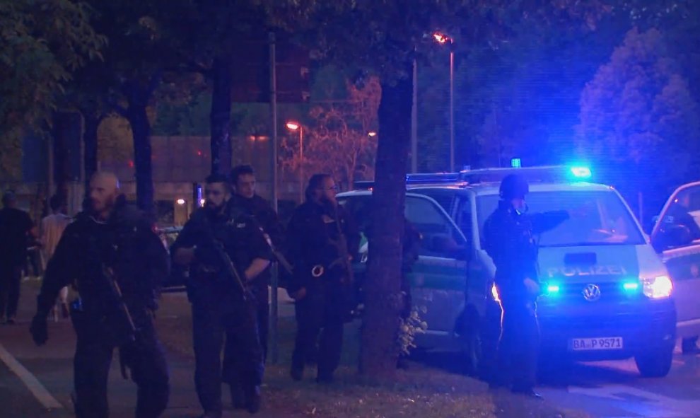 La policía asegura la zona cercana al centro comercial Olympia, donde ha tenido lugar el tiroteo. REUTERS/Reuters TV