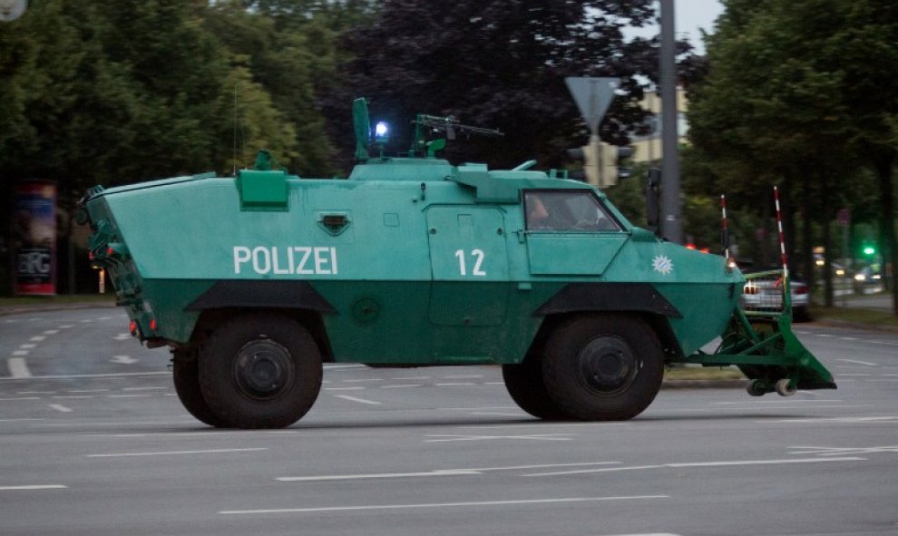 Un vehículo de la Policía junto al centro comercial atacado en Múnich. - AFP