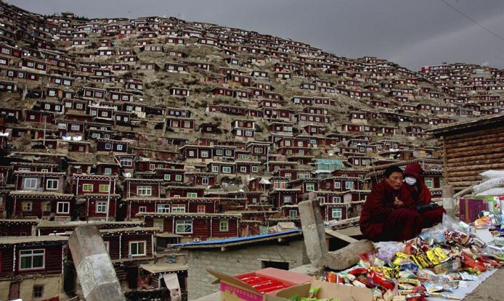 Fotografía que muestra un gran número de viviendas de monjes y monjas que viven en los alrededores de la escuela budista de Larung Gar en Seda, provincia de Sichuan, China. Obreros chinos acompañados de policías comenzaron el pasado 20 de julio la demolic