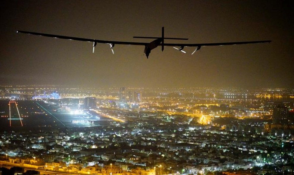 Fotografía facilitada por Solar Impulse que muestra al avión Solar Impulse II, pilotado por el suizo Bertrand Piccard, antes de aterrizar en el aeropuerto de Al Batín, en Abu Dabi, Emiratos Árabes Unidos. El avión Solar Impulse II culminó hoy una históric