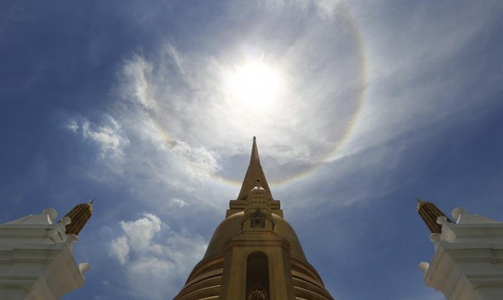 Un halo solar visto en el cielo sobre la pagoda del templo Wat Bowonniwet de Bangkok (Tailandia). EFE/Narong Sangnak
