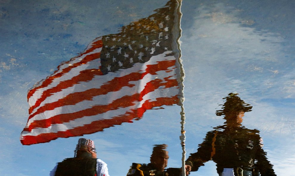 Los oficiales de policía se ven reflejados en el Centro Cristiano Fe Viva antes de comenzar los servicios funerarios para el oficial del Departamento de Policía de Baton Rouge, Montrell Jackson. REUTERS/Jonathan Bachman