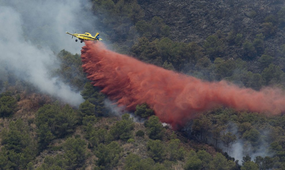 Medios aéreos trabajan en la extinción del incendio en el Parque Natural de la Serra d'Espadá en Artana (Castellón), que ha afectado hasta el momento mil hectáreas y está en proceso de estabilización,