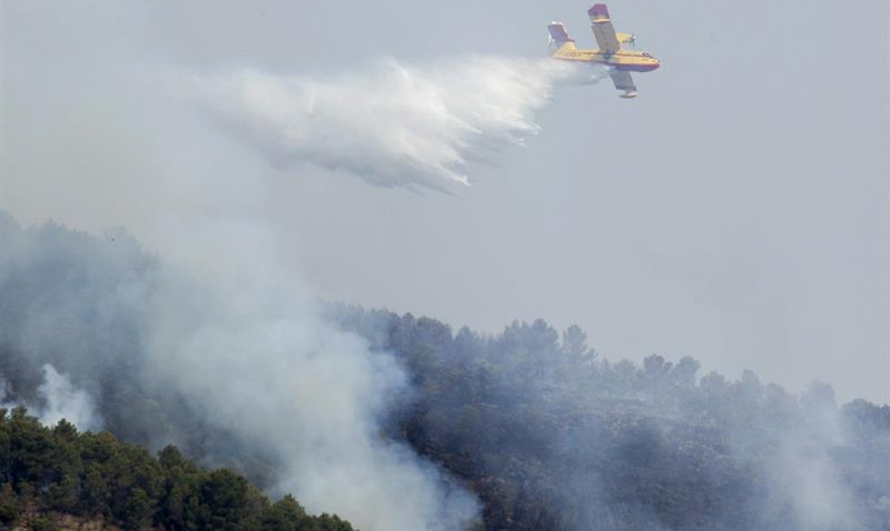 El director general de la Agencia Valenciana de Emergencias, José María Ángel, ha afirmado que el incendio forestal declarado ayer en Artana (Castellón) podría quedar estabilizado "alrededor de las doce de la noche"