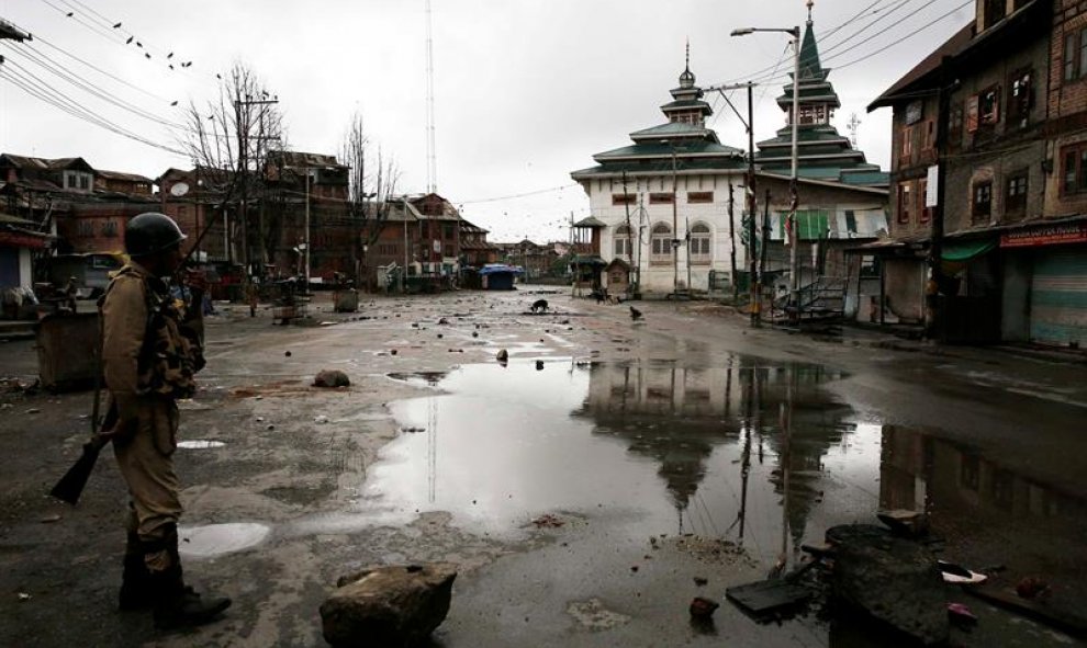 Un soldado paramilitar partulla las calles durante el toque de queda en el centro de Srinagar, capital de verano de Cachemira, India. EFE/Farooq Khan