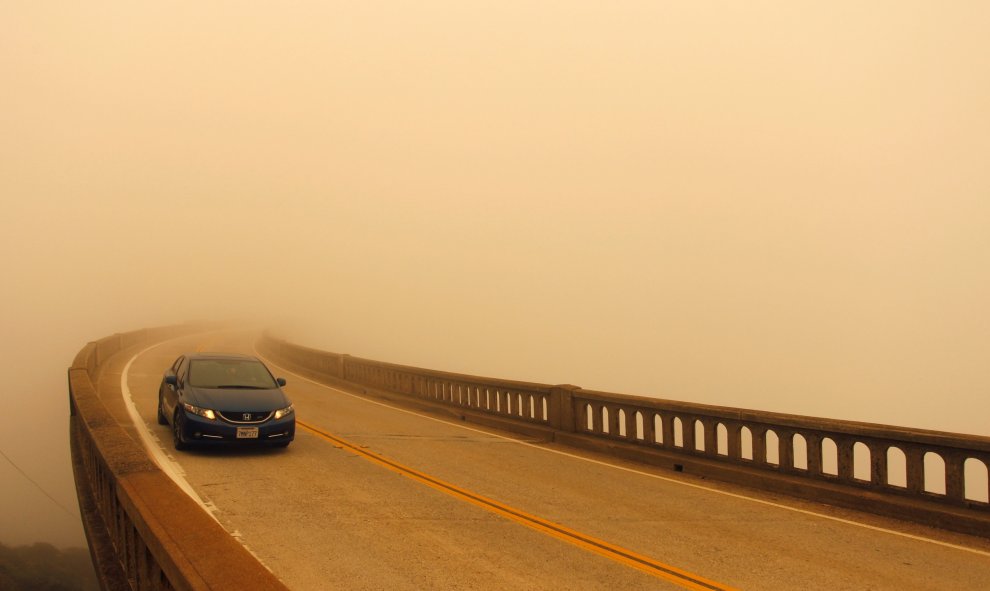 El humo del fuego de Soberanes reduce la visibilidad sobre el puente de Bixby, al norte de Big Sur, California. REUTERS/Michael Fiala