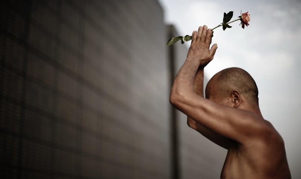 Fotografía que muestra a un hombre durante su visita al gran monumento conmemorativo, un muro negro de 300 metros, que recuerda el nombre de las víctimas en el parque Nanhu de Tangshan, China. EFE/Stringer