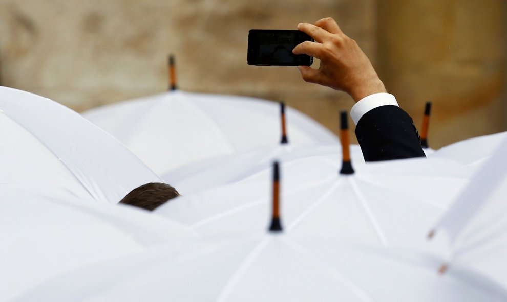 Un hombre toma una foto justo antes de la llegada del Papa Francisco en una ceremonia de bienvenida en el Castillo Real de Wawel en Cracovia. REUTERS/Stefano Rellandin