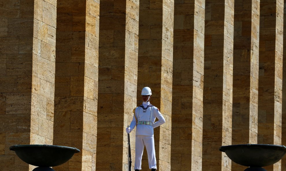 Un guardia de honor turco mantiene la atención en Ankara. REUTERS/Umit Bektas