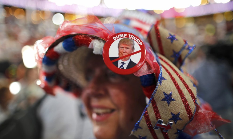 Una delegada lleva una chapa de "Dump Trump" (desháganse de Trump) en su sombrero en la Convención Nacional Demócrata en Filadelfia. REUTERS/Carlos Barria