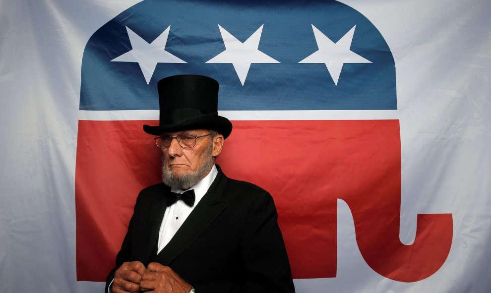 George Engelbach, delegado de Missouri, imitando al expresidente de Estados Unidos Abraham Lincoln, posa para una fotografía en la Convención Nacional Republicana en Cleveland, Ohio, Estados Unidos. REUTERS / Jim Young