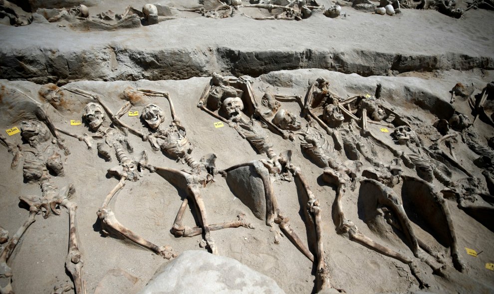 Los restos de los víctimas de uan ejecución en masa en la antigua Grecia yacen en la tierra con grilletes en sus muñecas. REUTERS/Alkis Konstantinidis