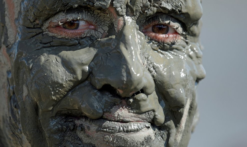 Un participante sonríe después de su partido de balonmano en el llamado "Wattoluempiade" (Juegos Olímpicos de Barro) en Brunsbuettel, en el Mar del Norte, Alemania. REUTERS / Fabian Bimmer