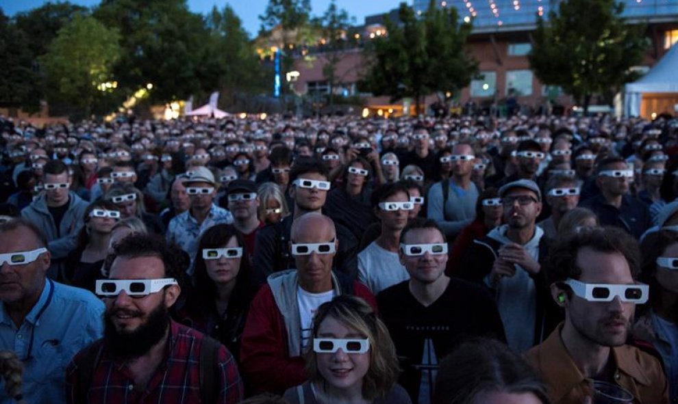 Varios miembros del público llevan gafas 3D durante un concierto del grupo alemán de música electrónica Kraftwerk, en el Festival de Música y Artes de Estocolmo, Suecia. EFE/Erik Nylander