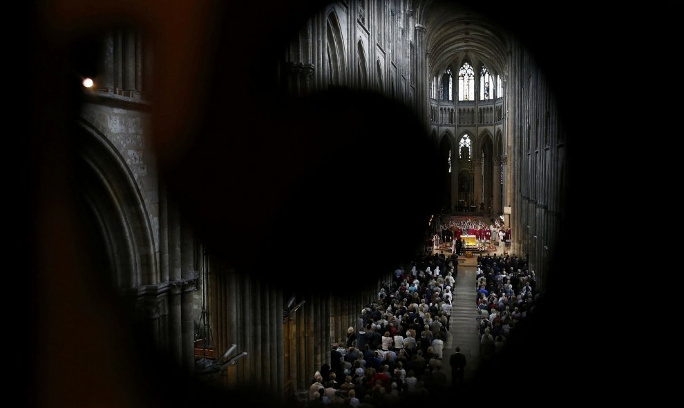 La gente ha acudido esta mañana al funeral del cura Jacques Hamel en la catedral de Rouen, Francia. REUTERS/Charly Triballeau