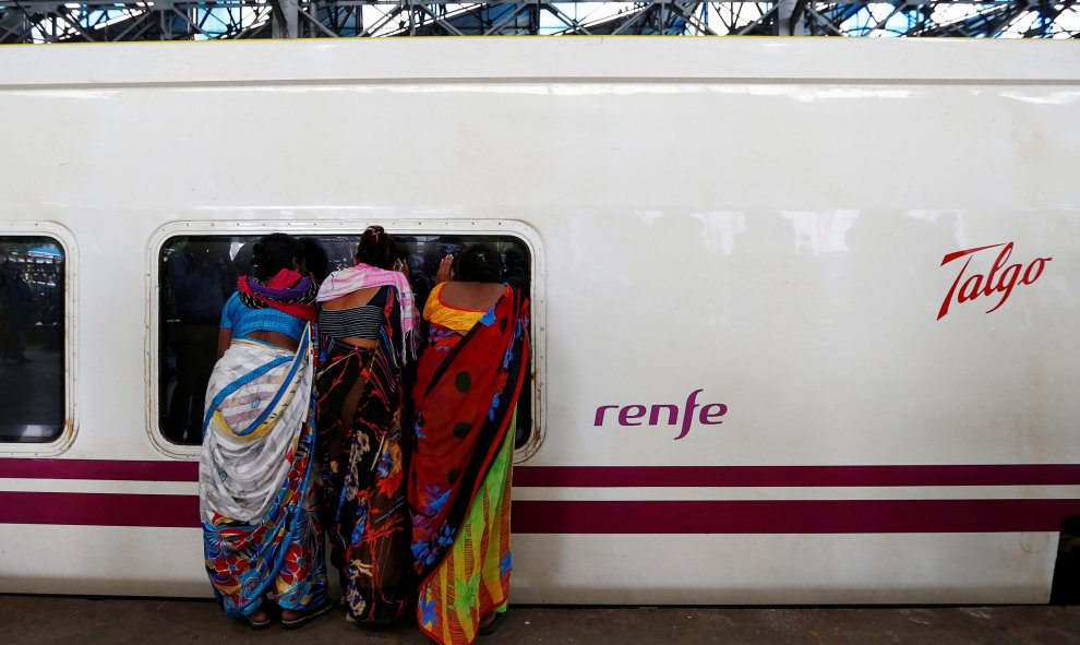 La gente mira el interior del tren de alta velocidad Talgo estacionado durante su periodo de prueba en una estación de tren en Mumbai, India. REUTERS / Danish Siddiqui