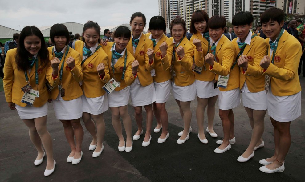 Varias deportistas de China posan con el puño cerrado en la Villa Olímpica. /REUTERS