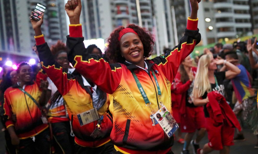 Deportistas de Angola bailan en la ceremonia de bienvenida a la Villa Olímpica. /REUTERS