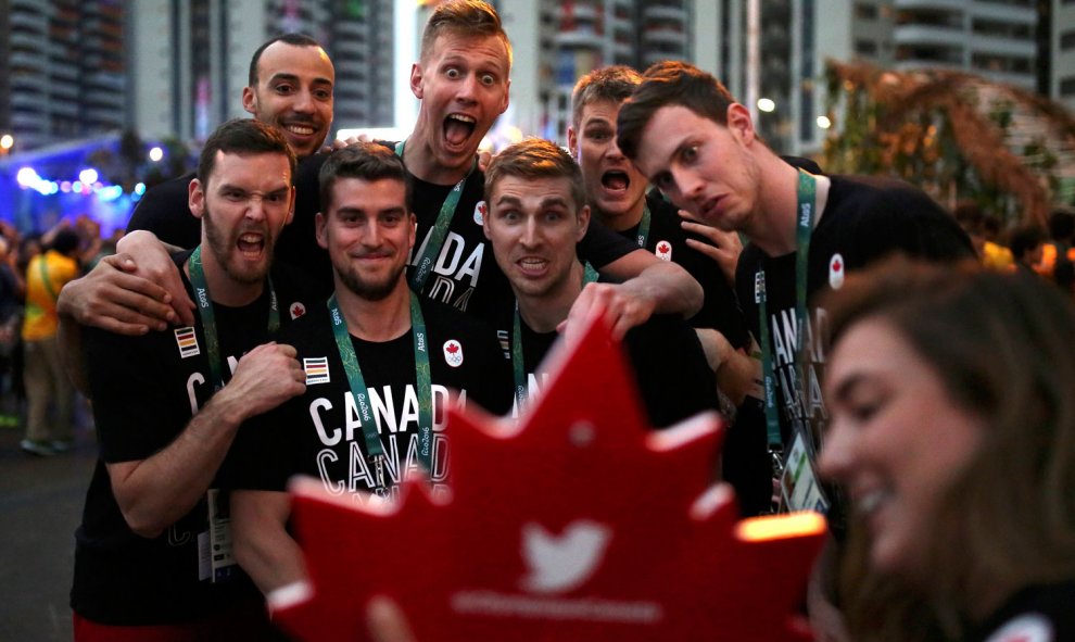 Un grupo de deportistas canadienses se hacen un selfie a su llegada a la Villa. /REUTERS