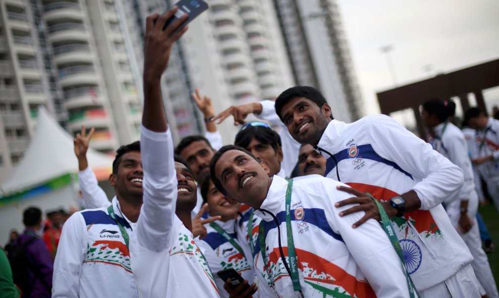 Un grupo de deportistas de India se hacen un selfie en la Villa Olímpica. /REUTERS