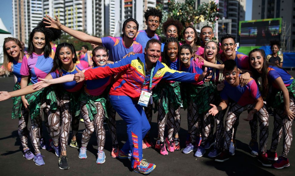 Deportistas venezolanos posan sonrientes para una fotografía en la Villa. /REUTERS