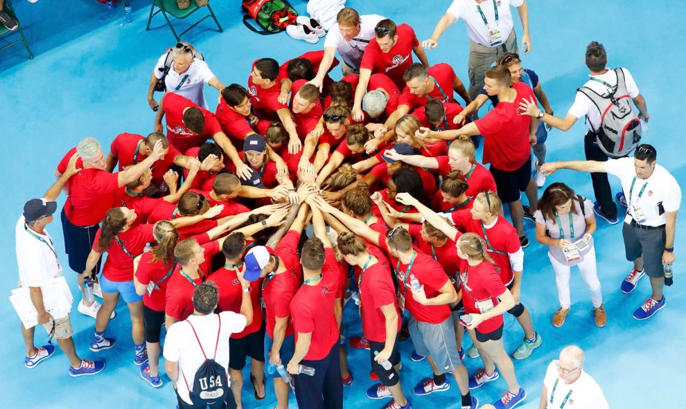 Miembros del equipo de natación de EEUU, junto a Michel Phelps, hacen un corro. /REUTERS