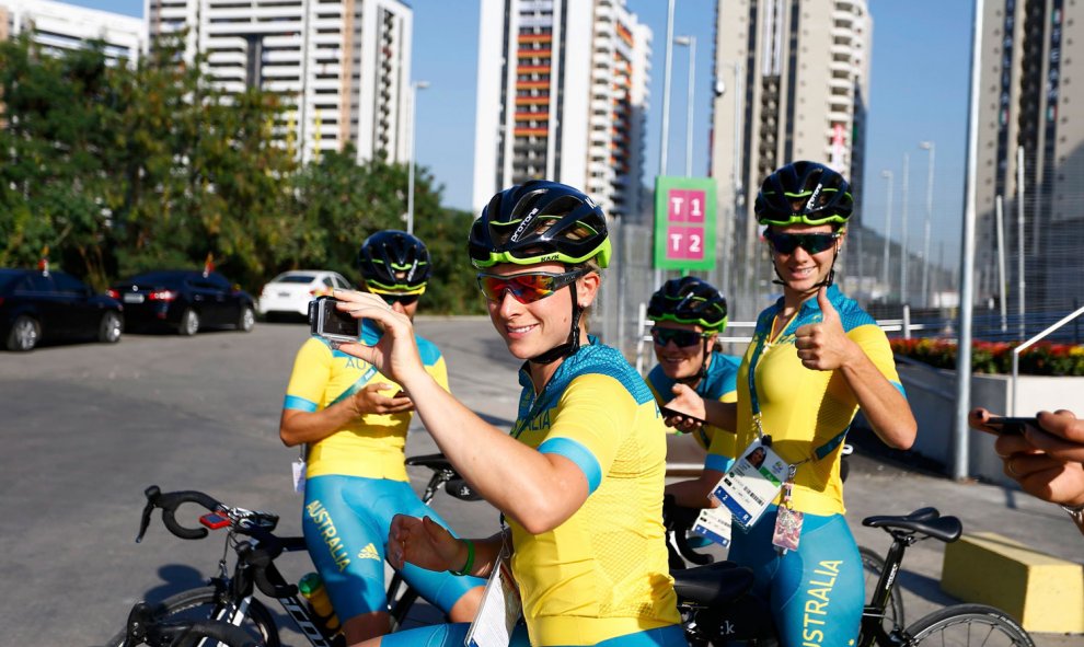 Ciclistas australianas se hacen un selfie con los edificios de la Villa Olímpica a sus espaldas. /REUTERS