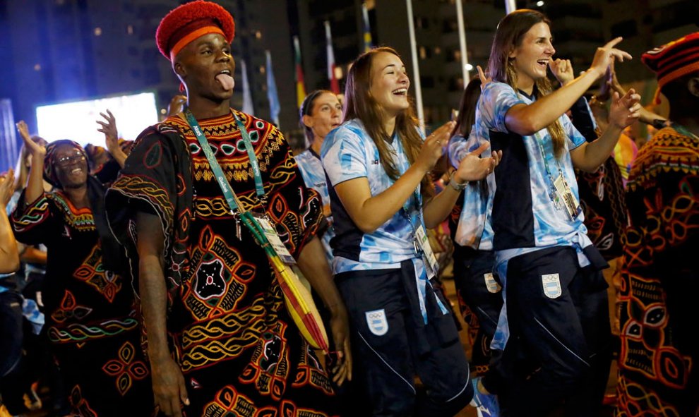 Camerún y Argentina compartieron ceremonia de bienvenida a su llegada a la Villa Olímpica. /REUTERS