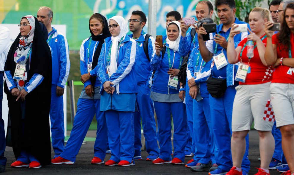 Deportistas iraníes y croatas hacen fotos durante la ceremonia de bienvenida a la Villa. /REUTERS