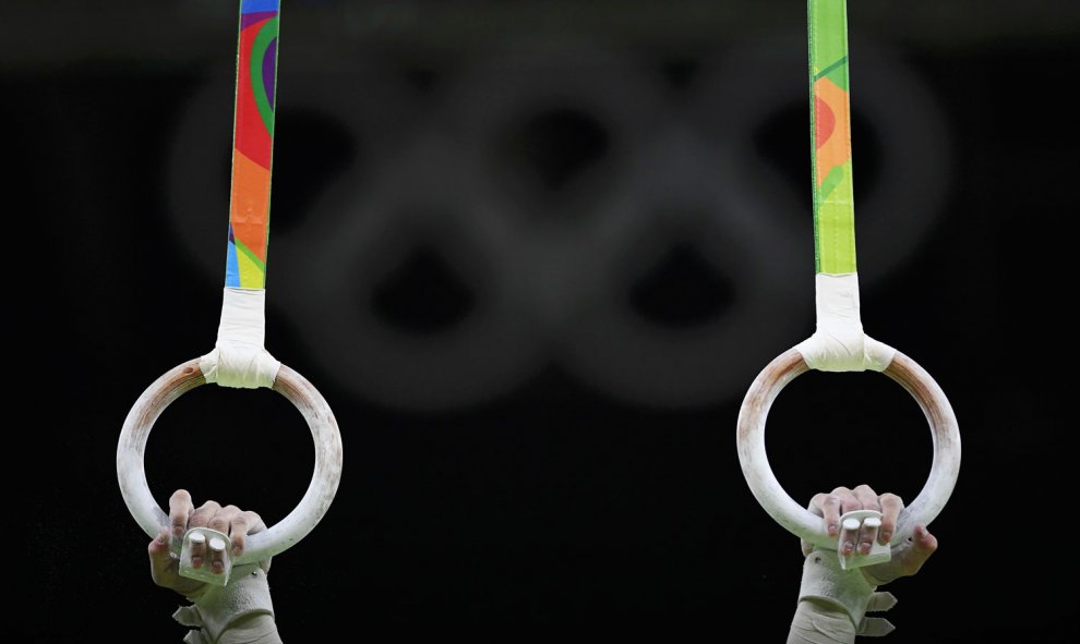 Las anillas y los anillos. Los gimnastas se entrenan al máximo en uno de los pabellones olímpicos. /REUTERS